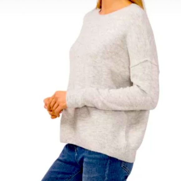 🌺 CLEARANCE 🌺 Vince Camuto Center Seam Crewneck Sweater - NWT - Picture 7 of 7